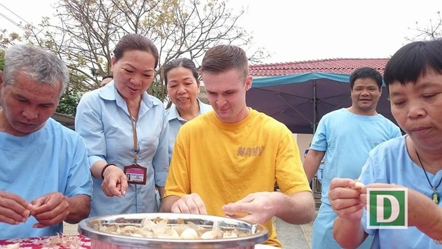 Toàn cảnh 5 ngày ở Đà Nẵng của hơn 6.000 thủy thủ tàu sân bay Mỹ - 10
Cuộc thi bóc tỏi giữa các thủy thủ đoàn và người dân ở Trung tâm xã hội Đà Nẵng rất thú vị