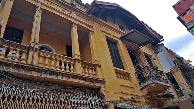 Biệt thự gần 100 tuổi của đại gia nức tiếng phố cổ một thời - 1 Theo bà Trương Thị Mô (SN 1924, Hàng Bè, Hoàn Kiếm, Hà Nội), căn biệt thự hơn 800 mét vuông được cha mẹ bà - vốn là chủ thầu có tiếng ở nhiều lĩnh vực - xây dựng từ năm 1925, khi bà mới lên 1 tuổi.