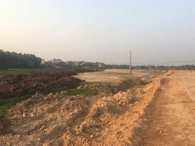 Yêu cầu giám sát chặt việc tập kết đất không đủ điều kiện thi công dự án cao tốc Bắc Giang - Lạng Sơn! - 2
Đất bóc mầu, đất không đủ điều kiện đắp nền dọc tuyến đường cao tốc đang thi công có khối lượng rất lớn.
