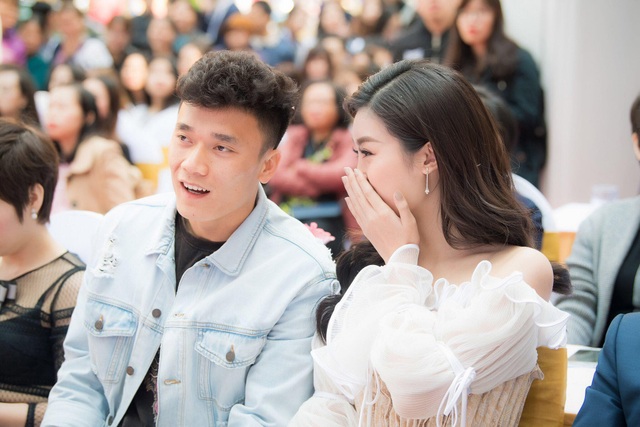 Đỗ Mỹ Linh - Bùi Tiến Dũng lại làm dân mạng dậy sóng khi công khai tình tứ - 3 Đỗ Mỹ Linh - Bùi Tiến Dũng lại làm dân mạng dậy sóng khi công khai tình tứ - 3