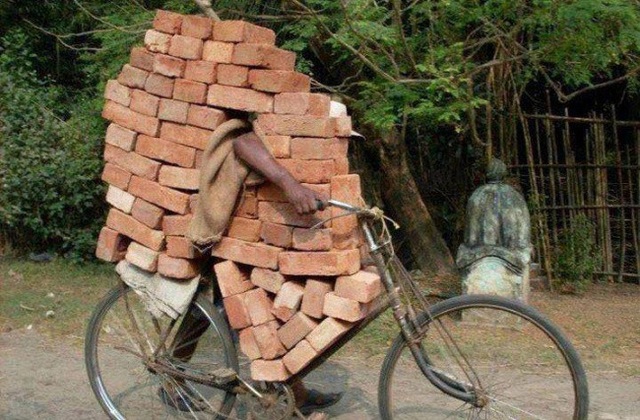 Choáng với hình ảnh của những "siêu người vận chuyển" - 1 Khi bạn muốn xây một ngôi nhà nhưng lại ngại khoản chi phí vận chuyển vật liệu xây dựng.