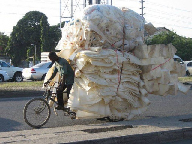 Choáng với hình ảnh của những "siêu người vận chuyển" - 2 Nếu quan sát từ phía sau, ít ai có thể ngờ rằng, phương tiện đang tải đống xốp khổng lồ này lại chỉ là một chiếc xe đạp.