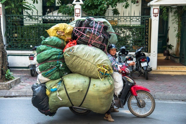 Choáng với hình ảnh của những "siêu người vận chuyển" - 6 Ngay cả ở Việt Nam cũng có không ít “Người vận chuyển” được báo nước ngoài để ý đến.