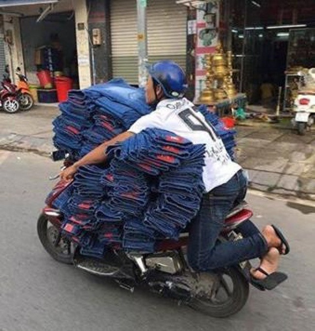 Choáng với hình ảnh của những "siêu người vận chuyển" - 7 Lại một shipper phi thường nữa đến từ Việt Nam.