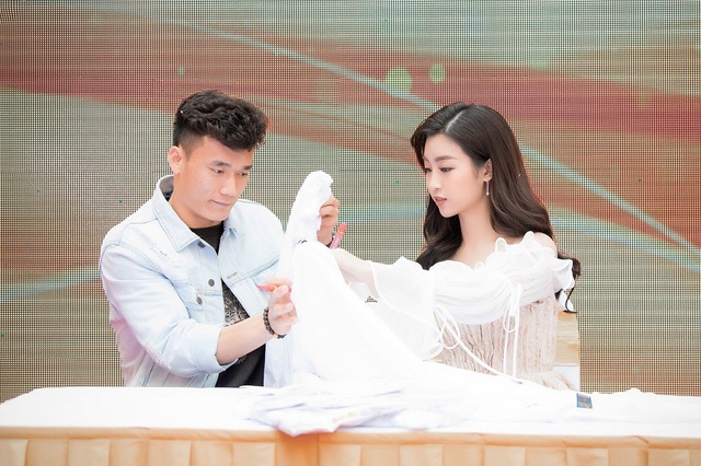 Đỗ Mỹ Linh - Bùi Tiến Dũng lại làm dân mạng dậy sóng khi công khai tình tứ - 7 Đỗ Mỹ Linh - Bùi Tiến Dũng lại làm dân mạng dậy sóng khi công khai tình tứ - 7