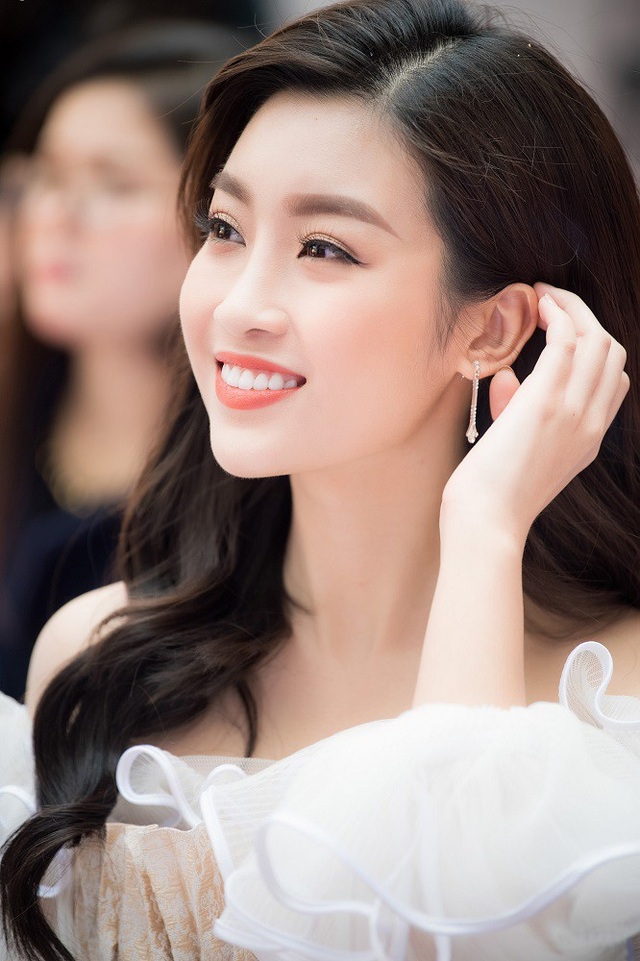 Đỗ Mỹ Linh - Bùi Tiến Dũng lại làm dân mạng dậy sóng khi công khai tình tứ - 2 Đỗ Mỹ Linh - Bùi Tiến Dũng lại làm dân mạng dậy sóng khi công khai tình tứ - 2