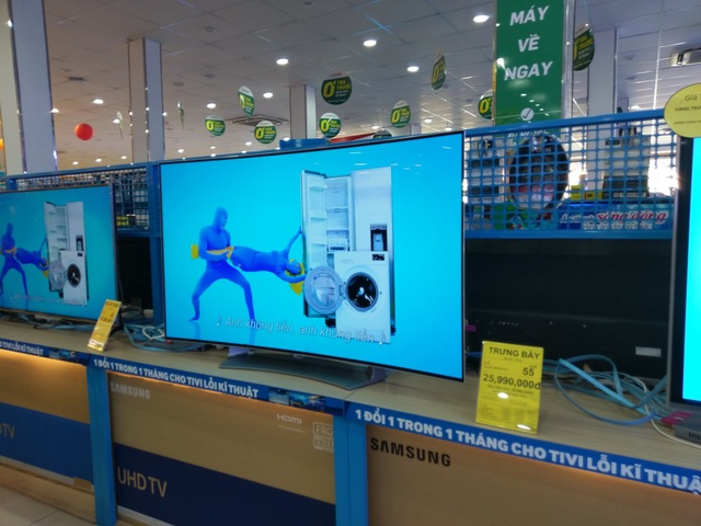 Siêu thị đồng loạt xả hàng TV trưng bày mùa thấp điểm - 1 Một mẫu TV 55 inch từ 40 triệu đồng được giảm còn 25,9 triệu đồng
