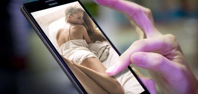 Nghiện xem phim khiêu dâm, thanh niên 18 tuổi bị cha chặt đứt tay - 1 Khalid nghiện coi phim khiêu dâm trên điện thoại bất chấp việc bị cha ngăn cấm (Ảnh minh họa)