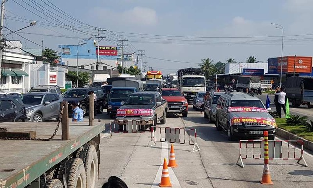 Cần Thơ kiến nghị miễn giảm phí tại BOT Cần Thơ - Phụng Hiệp - 2 Các tài xế treo băng rôn đề nghị giảm giá vé
