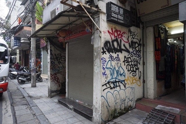 Phố cổ Hà Nội bị bôi bẩn khắp nơi bởi hình vẽ graffiti - 3
Khoảng tường nhỏ trên phố Mã Mây nhằng nhịt nét vẽ.