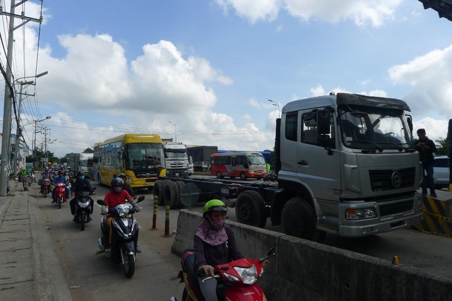 Tài xế dùng tiền lẻ bị ướt qua trạm BOT Cần Thơ - Phụng Hiệp - 6
Từ phản ứng của DN Ngọc Lan đã xảy ra hiện tượng kẹt xe...