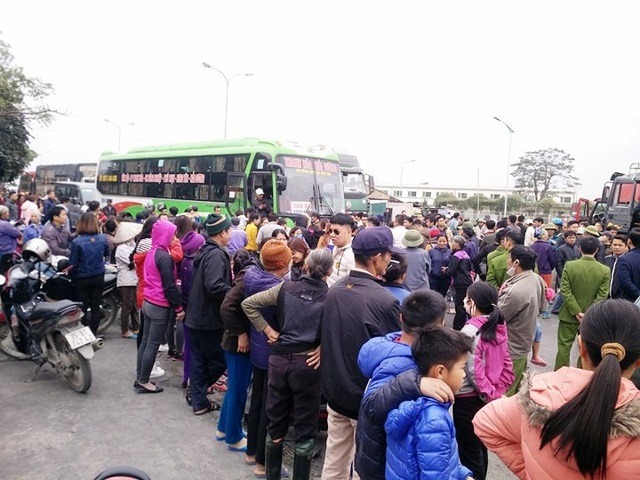 Hàng trăm người dân chặn xe phản đối chính quyền “bán” đường dân sinh - 4 Hàng trăm người vây quanh không cho các xe qua lại.