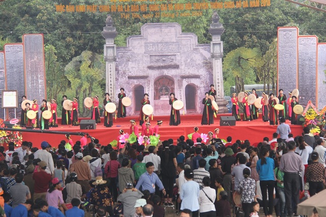 
Hàng vạn người dân và du khách về tham dự ngày khai hội chùa Bổ Đà. (Ảnh: Báo Bắc Giang).
