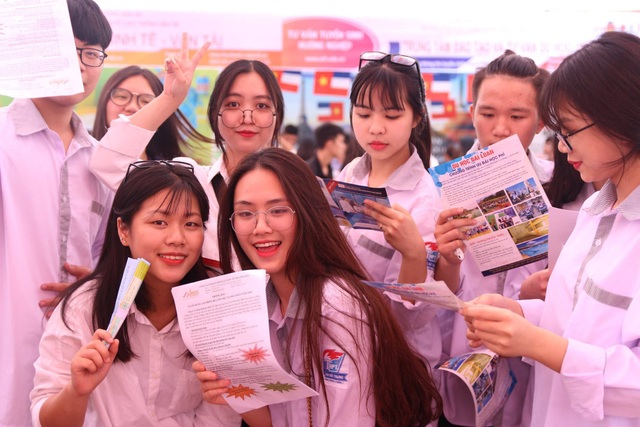 Hàng nghìn học sinh được tư vấn trong ngày đầu nộp hồ sơ đăng ký dự thi - 3
Thí sinh háo hức tìm hiểu thông tin