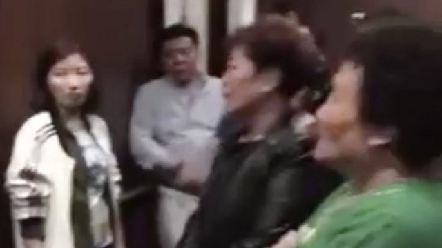 Bị trì hoãn chuyến đi, nhóm du khách biểu tình bằng... hát quốc ca - 1 Khách Trung Quốc hát quốc ca để biểu tình