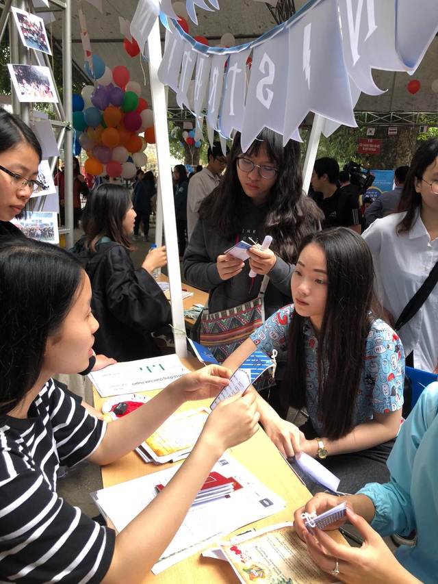 Hôm nay, thí sinh bắt đầu nộp hồ sơ đăng ký dự thi THPT quốc gia 2018 - 1
Thí sinh lưu ý, thời gian nộp hồ sơ là 20 ngày, kết thúc vào ngày 20/4/2018