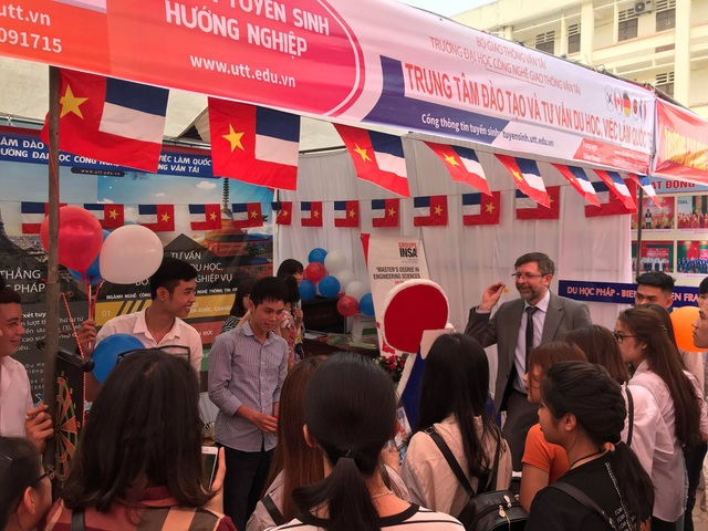 Hàng nghìn học sinh được tư vấn trong ngày đầu nộp hồ sơ đăng ký dự thi - 4
GS. Eric CARTIGNIES- Chủ tịch Hiệp hội 113 Viện đại học công nghệ của Pháp (ADIUT) tham gia cùng học sinh trong ngày hội