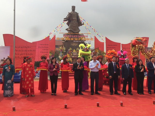 Khánh thành Đền thờ, tượng đài Lý Thường Kiệt - 1 Đồng chí Tô Lâm - Uỷ viên Bộ Chính trị, Thượng tướng - Bộ trưởng Bộ Công an cùng các đồng chí lãnh đạo tỉnh cắt băng khánh thành Đền thờ và tượng đài Lý Thường Kiệt