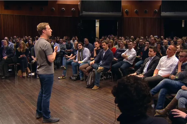 Vướng scandal lớn nhất lịch sử, Mark Zuckerberg tuyên bố không từ chức - 1 Mark Zuckerberg đối mặt nhiều chỉ trích từ dư luận.