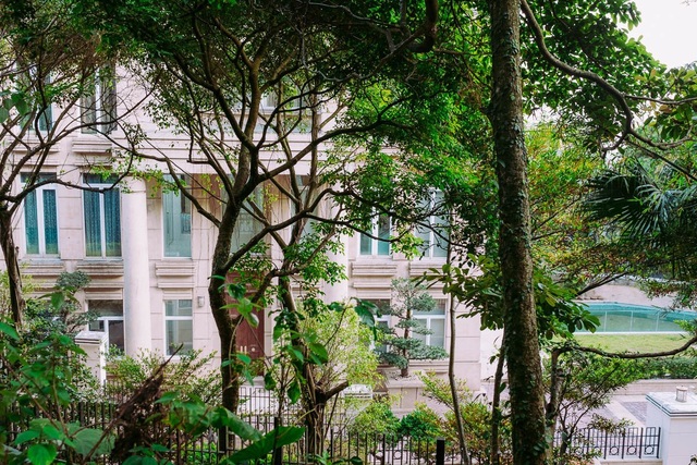 Khu phố dành cho giới siêu giàu ở Hong Kong - 3 Một biệt thự khác gần đường 28 Gough Hill được thiết kế rất sang trọng.