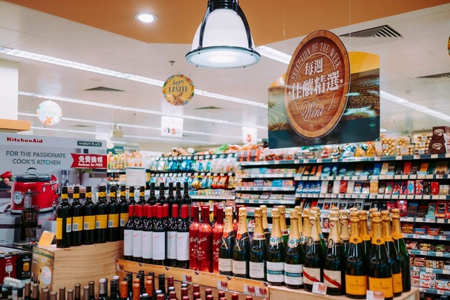 Khu phố dành cho giới siêu giàu ở Hong Kong - 7 Dù khu vực này nằm trên núi tách biệt với thành phố, nhưng vẫn có vài khu thương mại dành cho cư dân, cũng như trường tư và công viên.