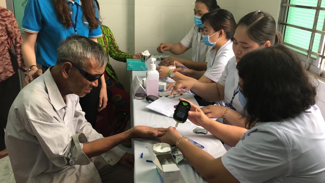 Tài chính vững chắc, sự nghiệp thành công chưa chắc đảm bảo hạnh phúc - 1
Cán bộ Bảo Việt Nhân Thọ tận tình hỗ trợ người dân đến khám bệnh.