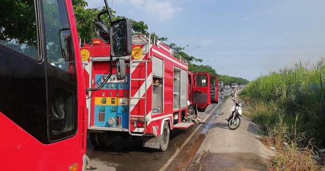 Cháy bãi cỏ, đường dây điện 500kv khu vực Nam Sài Gòn bị "uy hiếp" - 4 Hàng chục cảnh sát PCCC của huyện Nhà Bè và quận 7 được huy động đến chữa lửa