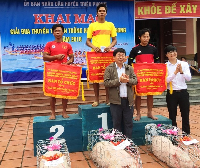 Sôi nổi lễ hội đua thuyền trên sông Thạch Hãn - 5 Ban tổ chức trao giải cho các đội thắng cuộc