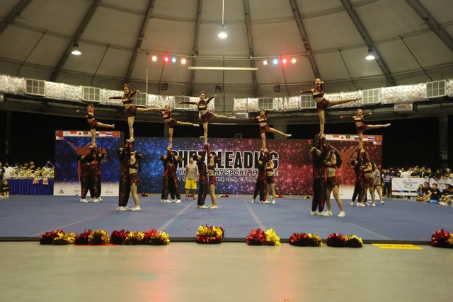Nhóm bạn trẻ từ Hà Nội vô địch giải cheerleading quy mô châu Á - 2 Cheerleading là bộ môn kết hợp giữa nhảy và thể dục, có độ khó cao và yêu cầu sự phối hợp nhịp nhàng của toàn đội.