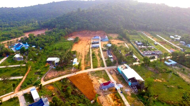 Bài 1: "Đảo ngọc" Phú Quốc đang bị "băm nát" như thế nào? - 2 Hàng loạt khu đất nông nghiệp bị xẻ thịt, đấu nối giao thông tràn lan.