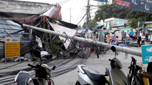 Trụ điện đổ, hàng trăm hộ dân mất điện suốt nhiều giờ trong đêm - 5
Theo người dân thì thời điểm phát hiện trụ điện nghiêng rồi gãy ngã, tại khu vực không có giông gió.