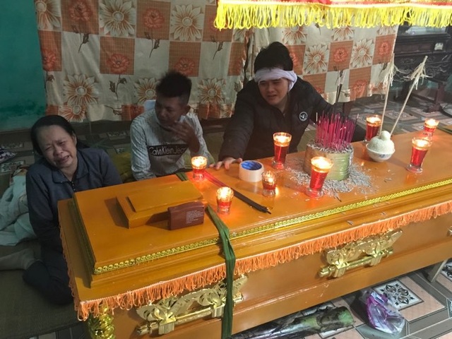 Em Hương bị bỏng gas đã mãi mãi ra đi - 3 Mạnh kiệt sức, lả đi khi vợ ra đi.