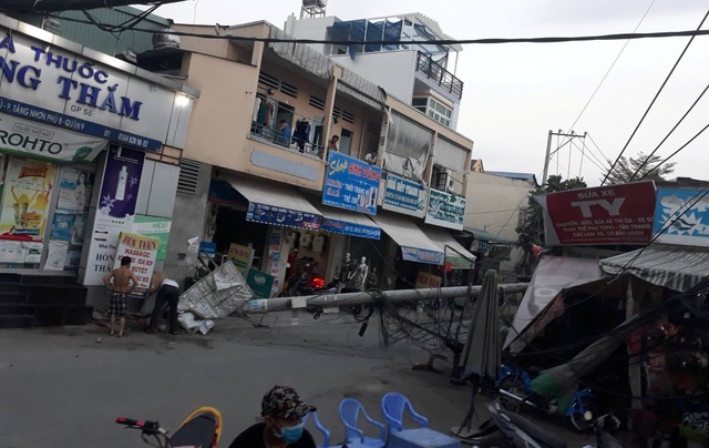 Cột điện đổ vô cớ được người dân tự đầu tư - 1
Dù tại khu vực khi đó không có giông gió nhưng trụ điện trung thế trên địa bàn phường Tăng Nhơn Phú B, quận 9 vẫn bị gãy đổ khiến người dân một phen hoảng hốt.