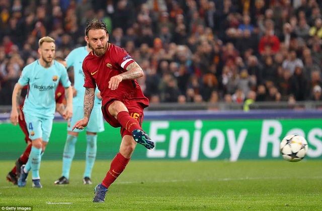 Những khoảnh khắc Barcelona thảm bại trước AS Roma tại Italia - 11
Thủ quân De Rossi đã hoàn thành nhiệm vụ, sau khi đá phản lưới nhà AS Roma ở lượt đi