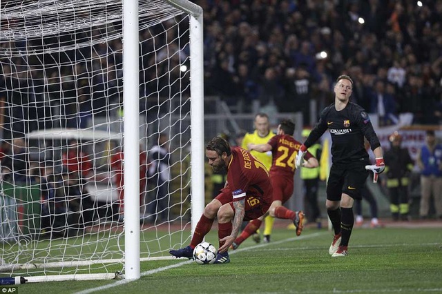 Những khoảnh khắc Barcelona thảm bại trước AS Roma tại Italia - 10
AS Roma liên tục ghi bàn, trong nỗi thất vọng của thủ thành Stegen