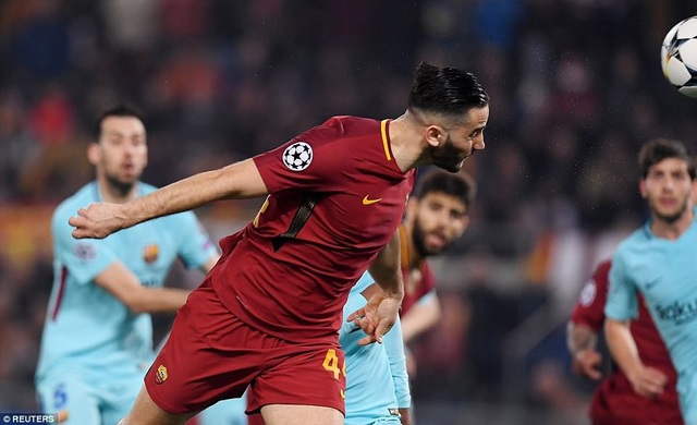 Những khoảnh khắc Barcelona thảm bại trước AS Roma tại Italia - 9
Hàng thủ Barcelona đã mắc quá nhiều sai lầm ở trận đấu này
