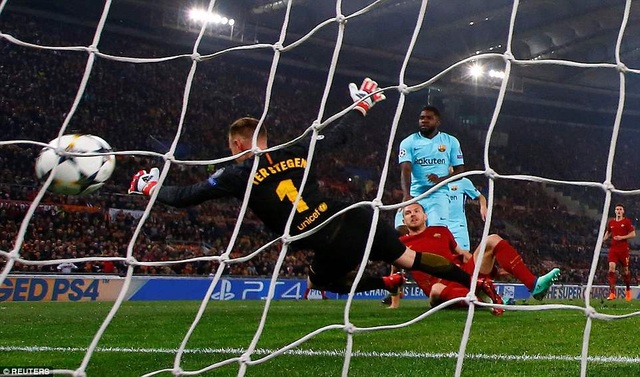 Những khoảnh khắc Barcelona thảm bại trước AS Roma tại Italia - 1
Dzeko bất ngờ mở tỷ số cho AS Roma ở phút thứ 7 sau tình huống cận thành