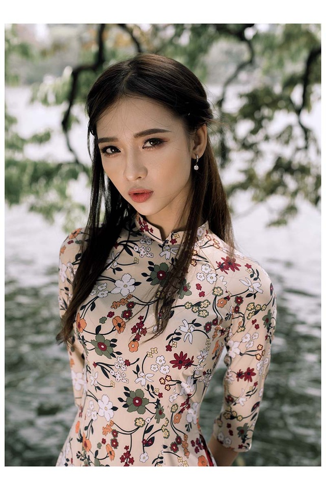 Ảnh đẹp "xuất thần" của cô gái Sài thành mơ ước diện áo dài ở Hà Nội - 6 Ngọc Thuyên có vẻ đẹp khá Tây, lạ, thu hút sự chú ý của những người đối diện. Cô gái này luôn tự tin vào bản thân, dù có người chê cô “chẳng làm nên tích sự gì”. Những lúc như thế Ngọc Thuyên tự nhủ mình cần phải cố gắng nhiều hơn, thể hiện bản thân không hề kém cỏi.