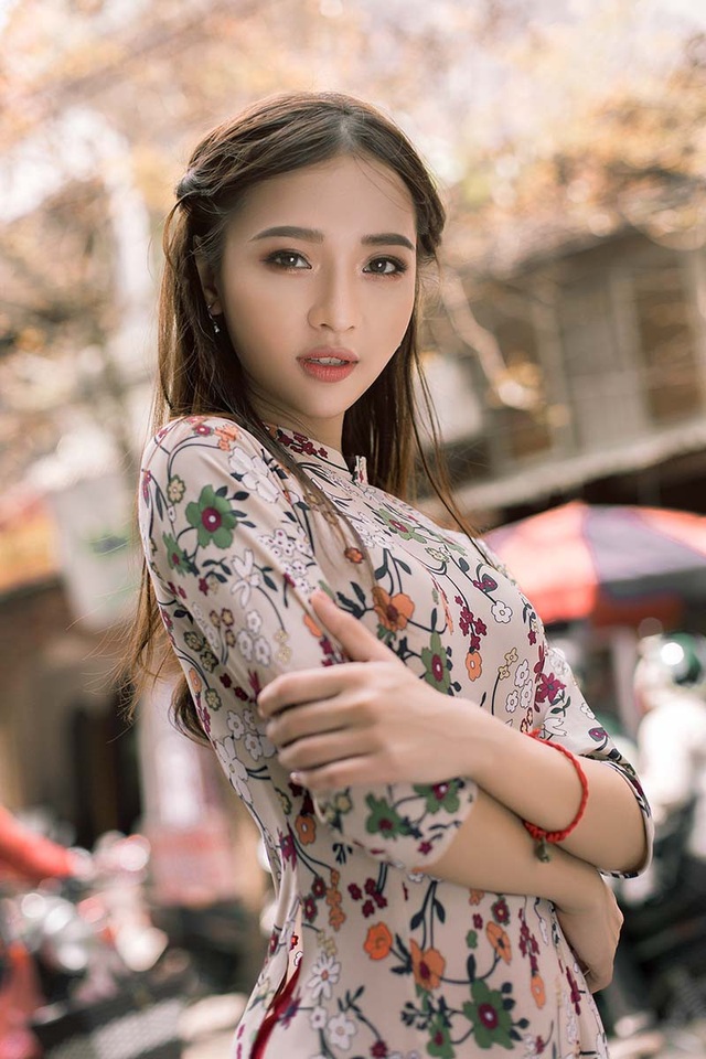 Ảnh đẹp "xuất thần" của cô gái Sài thành mơ ước diện áo dài ở Hà Nội - 5 Ngọc Thuyên muốn được thử sức trong vai trò diễn xuất, cô có ý định sẽ học thêm một khóa học về điện ảnh để có thể phát triển đam mê của bản thân trong tương lai. Còn nhắc đến các cuộc thi sắc đẹp, Thuyên tỏ vẻ tiếc nuối: “Mình đã từng xem rất nhiều cuộc thi sắc đẹp, cũng từng tưởng tượng mình được đứng ở vị trị của những thí sinh đó, nhưng vì bản thân không đủ tiêu chuẩn tham gia nên đành chỉ xem người ta thể hiện tài năng để học hỏi, rút kinh nghiệm thôi”.