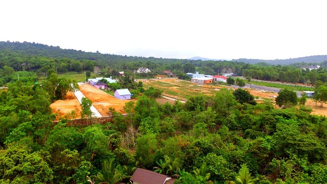 “Đảo ngọc” Phú Quốc quay cuồng trong cơn “địa chấn” giá đất - 5 Một công đất ở “đảo ngọc” hôm trước được rao với giá 4,5 tỷ đồng thì chỉ sau một đêm được đẩy giá lên gấp 3 lần.