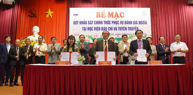 Học viện Báo chí và Tuyên truyền hoàn thành đợt khảo sát chính thức đánh giá ngoài - 1 Ký Biên bản hoàn thành đợt khảo sát chính thức đánh giá ngoài chất lượng Học viện Báo chí và Tuyên truyền