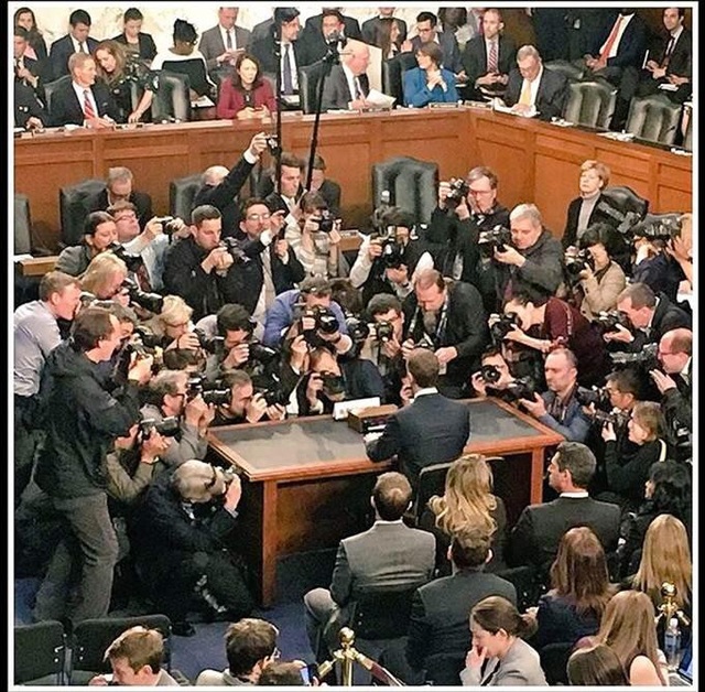 Mark Zuckerberg vượt qua phiên điều trần 5 tiếng, cổ phiếu Facebook tăng mạnh - 1
Phiên điều trần dành cho Mark Zuckerberg đặc biệt thu hút sự quan tâm từ các hãng thông tấn, trang tin lớn.
