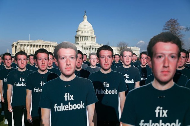 Mark Zuckerberg vượt qua phiên điều trần 5 tiếng, cổ phiếu Facebook tăng mạnh - 5 Phía ngoài nơi diễn ra buổi điều trần, các nhóm biểu tình đã dựng hàng loạt poster với hình của Mark Zuckerberg cùng dòng chữ Fix Facebook nhằm nhấn mạnh tính chất nghiêm trọng mà các bê bối gần đây mang lại.