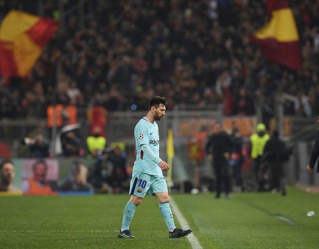 Messi thất thần khi chứng kiến Barcelona thua sốc trước AS Roma - 2 Messi thất thần khi chứng kiến Barcelona thua sốc trước AS Roma - 2