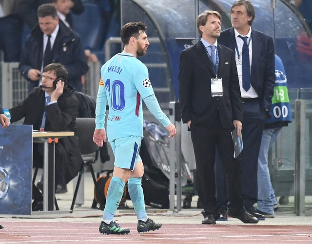 Messi thất thần khi chứng kiến Barcelona thua sốc trước AS Roma - 3 Messi thất thần khi chứng kiến Barcelona thua sốc trước AS Roma - 3