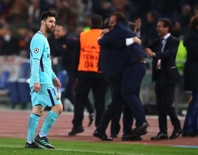 Messi thất thần khi chứng kiến Barcelona thua sốc trước AS Roma - 4 Messi thất thần khi chứng kiến Barcelona thua sốc trước AS Roma - 4