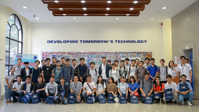 Công nghệ thông tin, học để trở thành công dân toàn cầu - 1
SV ngành CNTT tham quan thực tế tại doanh nghiệp.