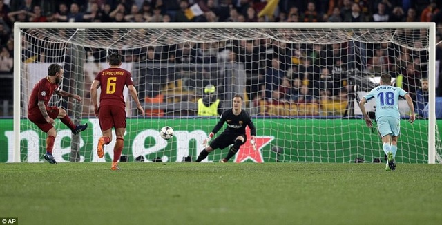 Thua AS Roma 0-3, Barcelona cay đắng chia tay Champions League - 3
De Rossi nâng tỷ số lên 2-0 cho AS Roma sau tình huống phạt đền