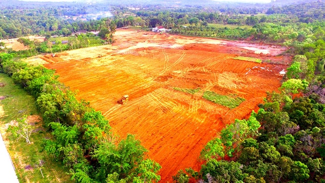 "Đảo ngọc" Phú Quốc bị "băm nát": Chính quyền đã buông lỏng quản lý ra sao? - 4 Một khu đất nông nghiệp rộng hàng chục nghìn m2 tại xã Cửa Dương đang được san lấp mặt bằng.