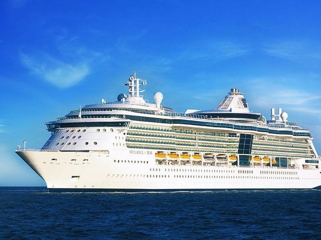 Đã có tour du lịch dành cho khách thích để ngực trần - 2 Du khách sẽ tham dự chuyến đi trên du thuyền này